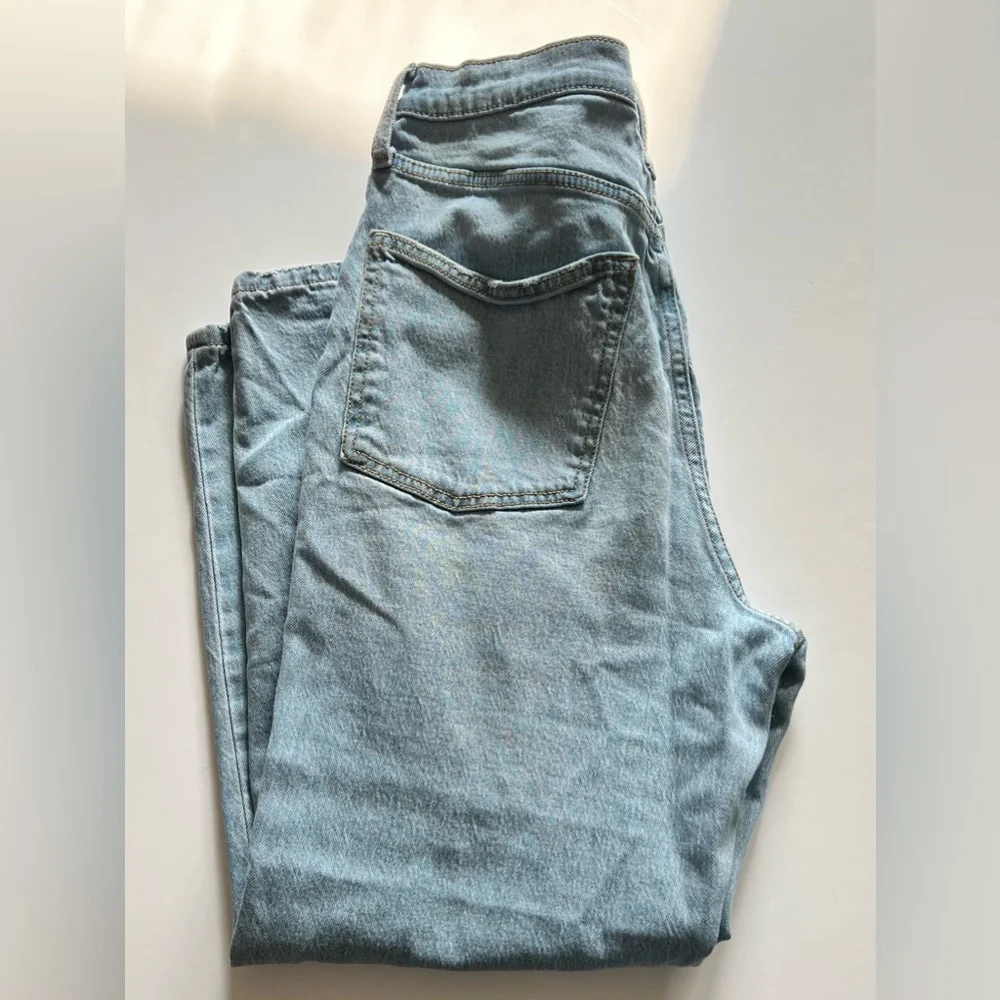 Universal Threads Women's  Ripped Light Washed Jeans - Picture 5 of 7